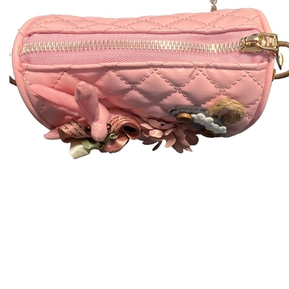 FAUX leather quilted crossbody bag. Pink. NWOT. Gold hardware and zip closure. - Picture 3 of 3